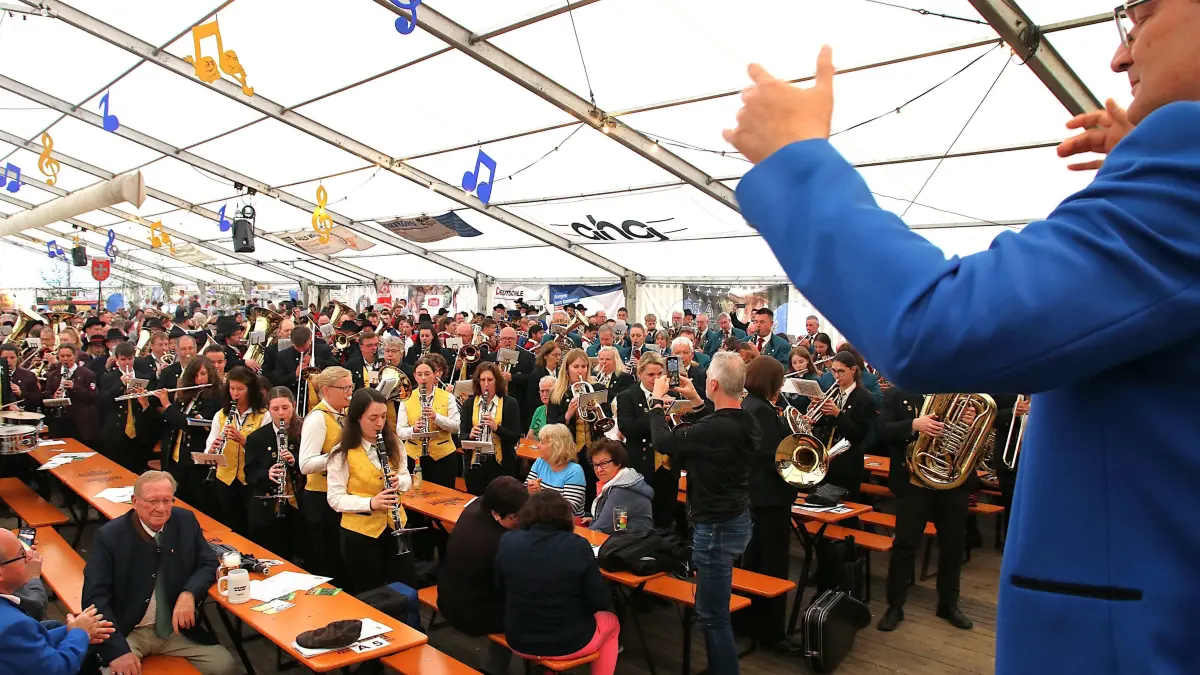 Maifest Wiesenstetten Jubiläum 2025 Musikverein: Der Wiesenstetter Dirigent Michael Zanker dirigierte den Gesamtchor mit elf Musikkapellen.