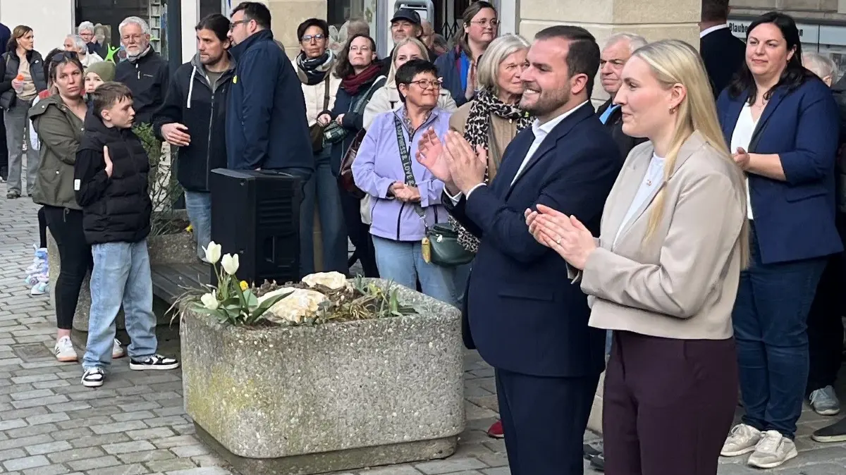Der künftige Blaubeurer Bürgermeister Robin Menholz und seine Verlobte Christiane Grunwald feierten am Sonntagabend zunächst vor dem Blaubeurer Rathaus und später im "Fröhlichen Nix" zusammen mit vielen Blaubeurern den klaren Wahlsieg.
