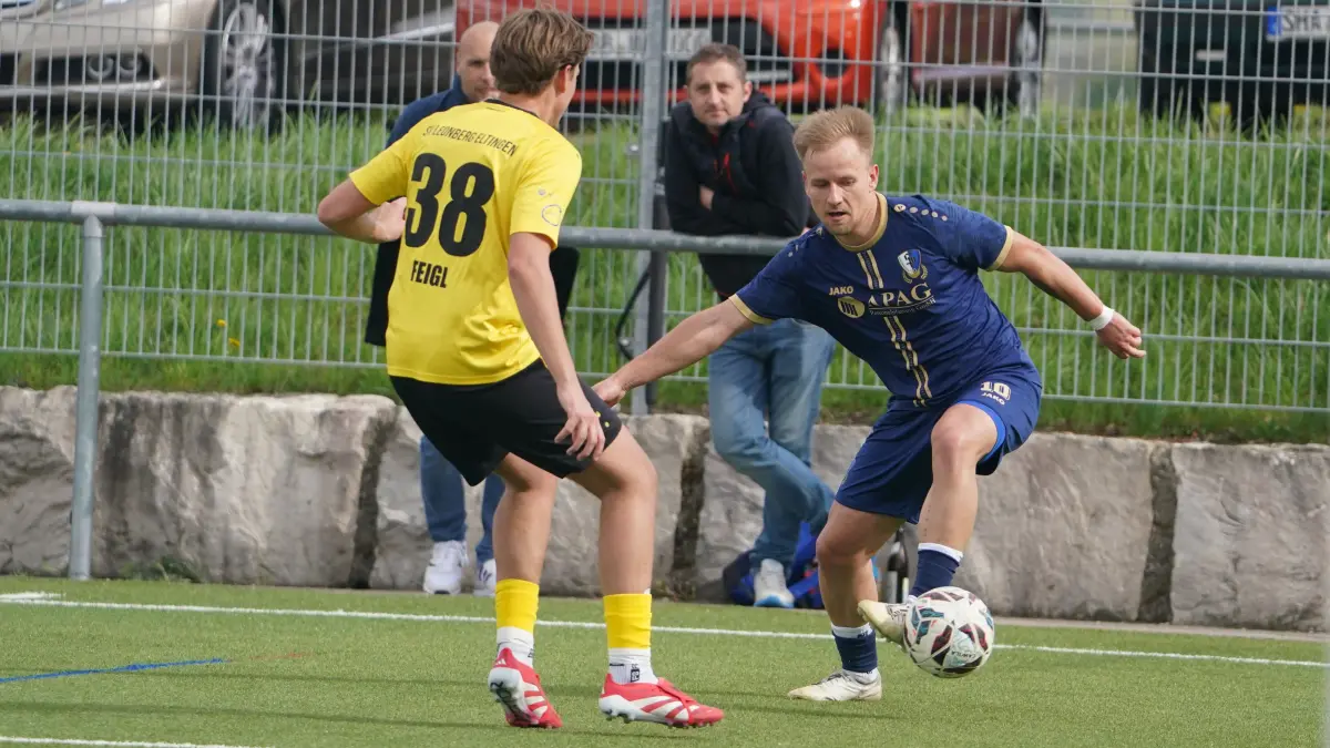 Dennis Upstas (am Ball) muss sich mit der Spvgg Satteldorf gegen den SV Leonberg am Ende mit einem Punkt begnügen und kommt damit nicht aus der Abstiegszone raus.