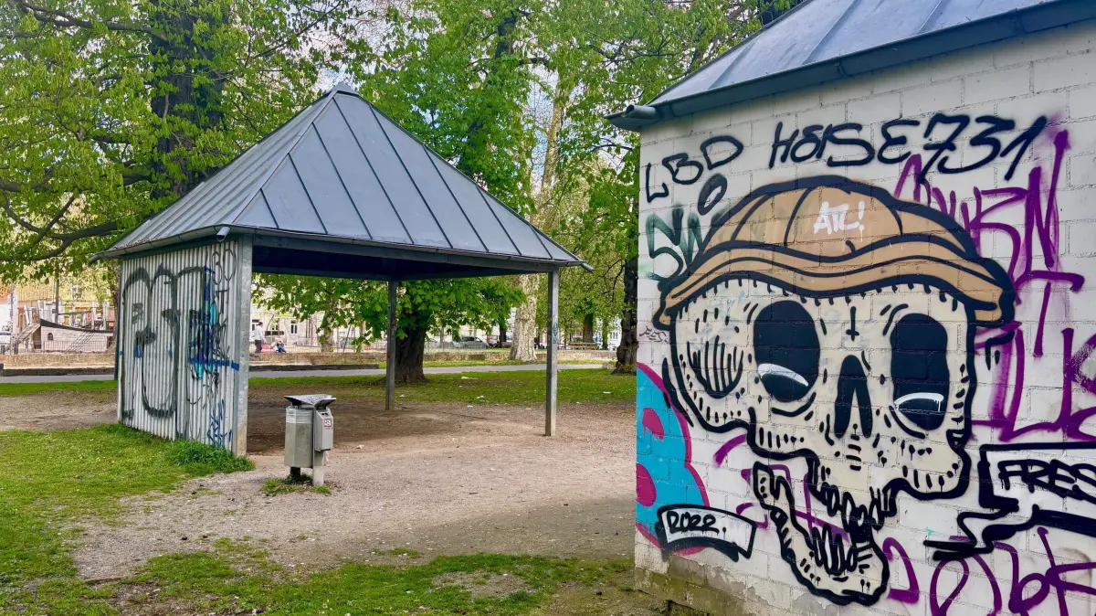 Die Möbel im Karlsplatz-Pavillon wurden von der Spurensicherung abgebaut und mitgenommen.