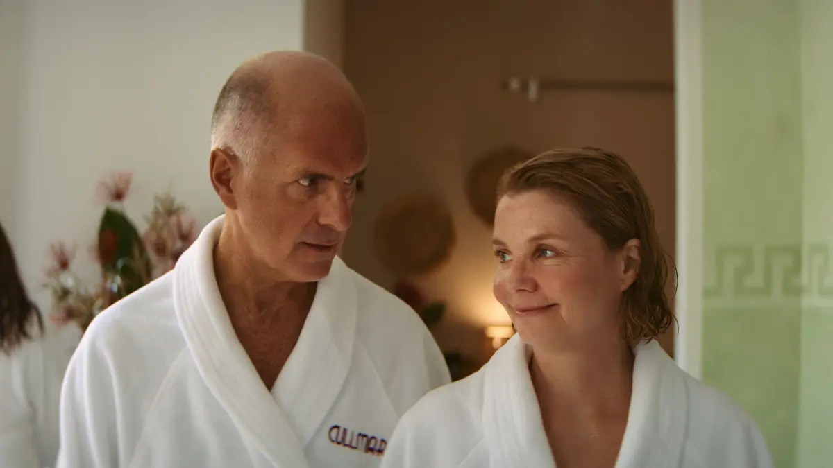 Bei einem Rollenspiel im Spa-Bereich des Hotels verschwimmen die Grenzen der Beziehung zwischen Anne (Annette Frier) und Erik (Christoph Maria Herbst).