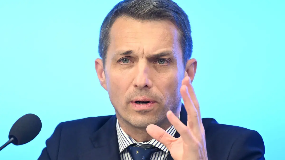 AfD-Fraktionsvorstand im Landtag von Baden-Württemberg: 20.04.2026, Baden-Württemberg, Stuttgart: Martin Rothweiler, Vorsitzender der AfD-Landtagsfraktion Baden-Württemberg, spricht bei einer Pressekonferenz des Fraktionsvorstands der AfD-Fraktion im Landtag von Baden-Württemberg. Foto: Bernd Weißbrod/dpa +++ dpa-Bildfunk +++