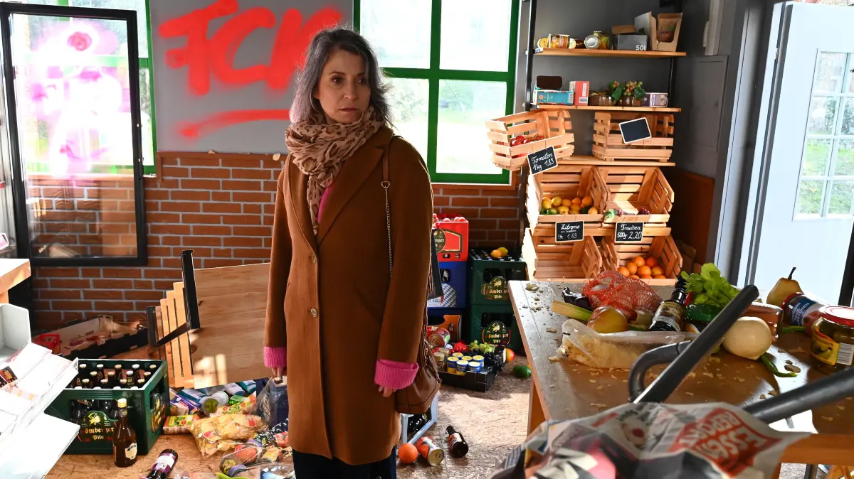 Daniela (Berrit Arnold) ist erschrocken, als sie die verwüstete Marktlücke vorfindet.