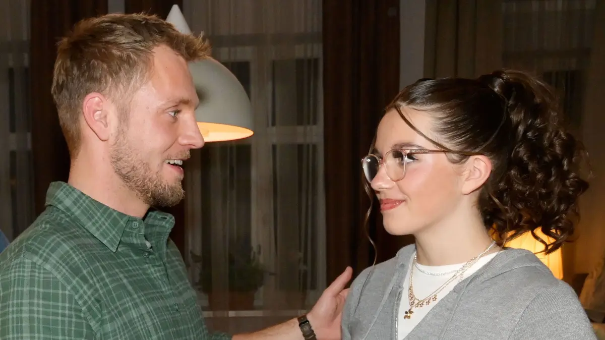 Paul (Niklas Osterloh, 2.v.r.), Nihat (Timur Ülker, l.) und Tobias (Jan Kittmann) sind überrascht, als Kate (r.) verwandelt aus Australien zurückkommt.