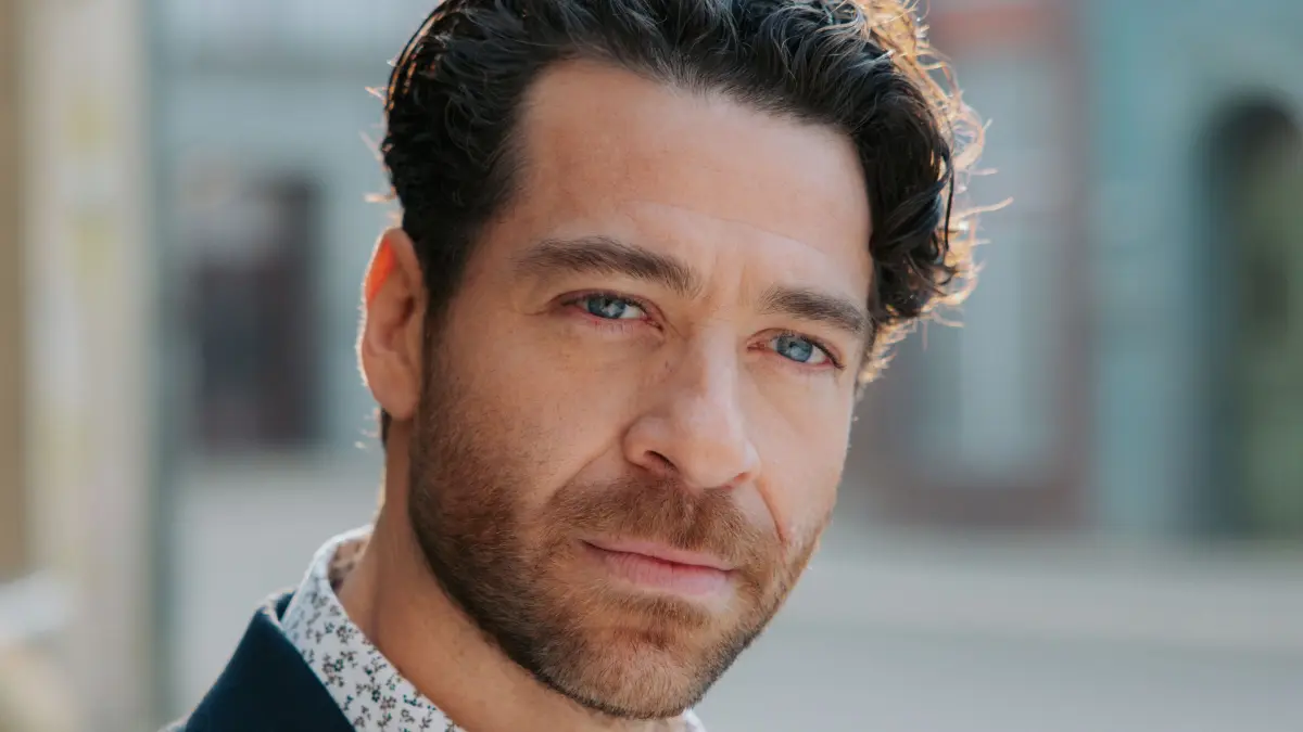 Carlos (Patrick Fernandez) sitzt derzeit unschuldig im Gefängnis.