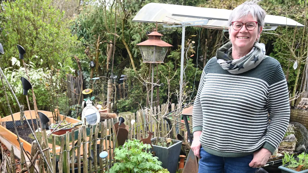 Anne Dorner aus Unterrot fühlt sich in ihrem unaufgeräumten Garten sichtlich wohl.