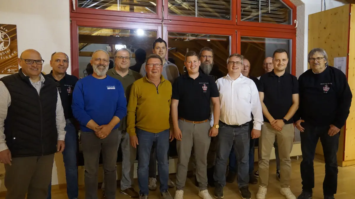 Bürgermeister Friedbert Dieringer mit - von links: Hubert Riester, Alexander Klotz, Thomas Haug, Ewald Endress, Daniel Uhl, Florian Krauter, Gerhard Lörch, Bernd Koch, Claus Schilling, Gerhard Beck, Maximilian Schwabenthan und Narrenvogt Manfred Ostertag.