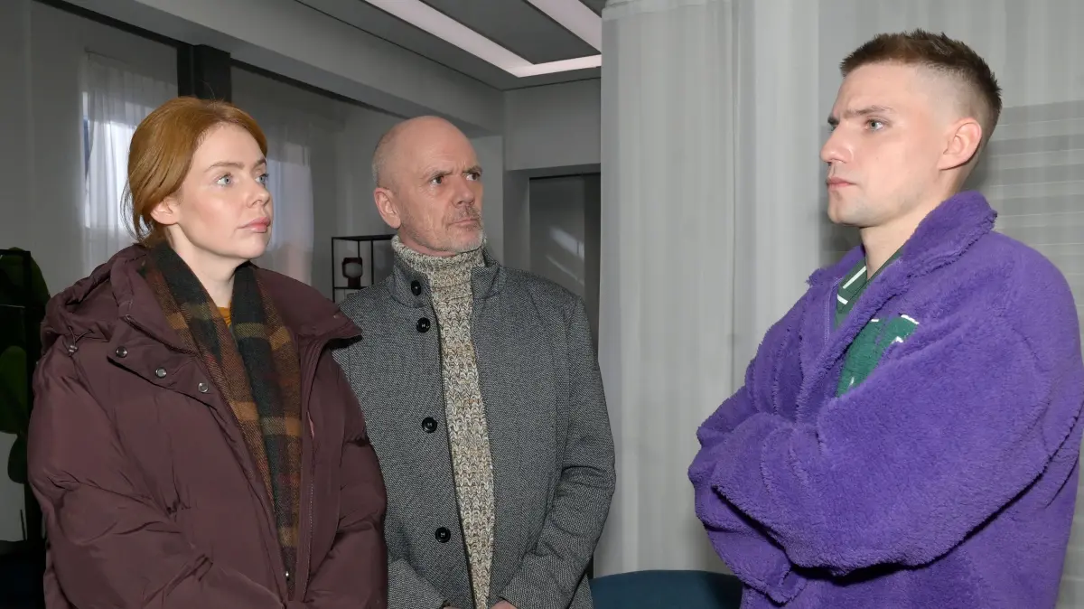 Die Polizei stattet Moritz (Lennart Borchert) einen Besuch ab.