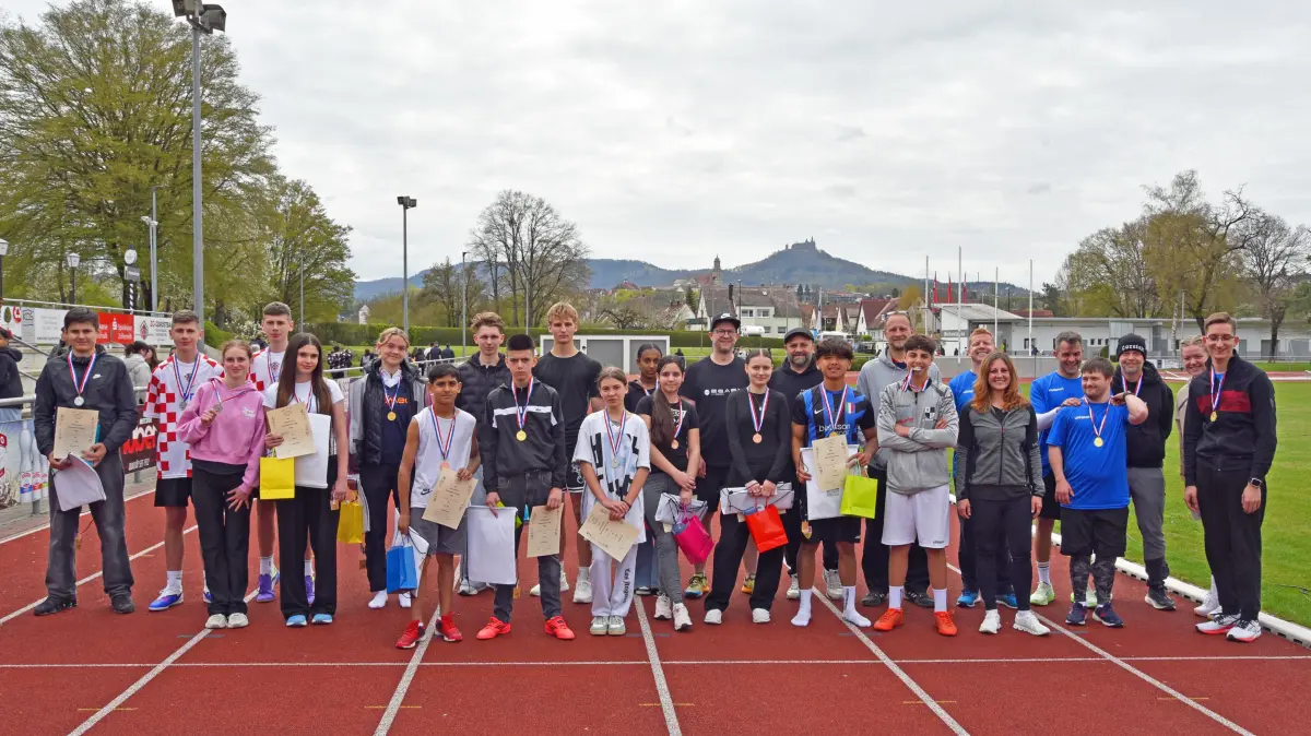 Die Sieger des Spendenlaufs der Werkrealschule im Weiherstadion freuen sich über ihre sportlichen Ergebnisse.