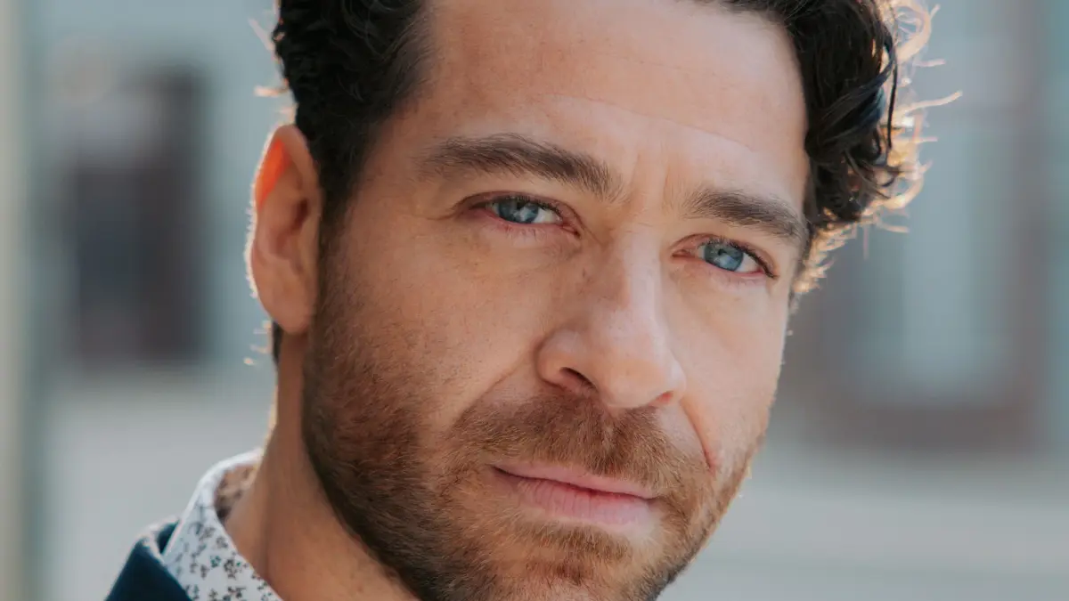 Carlos (Patrick Fernandez) sitzt derzeit im Gefängnis.