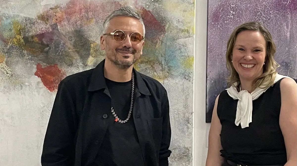 Luca Curci, CEO von "Its Liquid", mit der Wannweiler Malerin Claudia Kühn bei der Vernissage im Palazzo Albrizzi-Capello in Venedig.