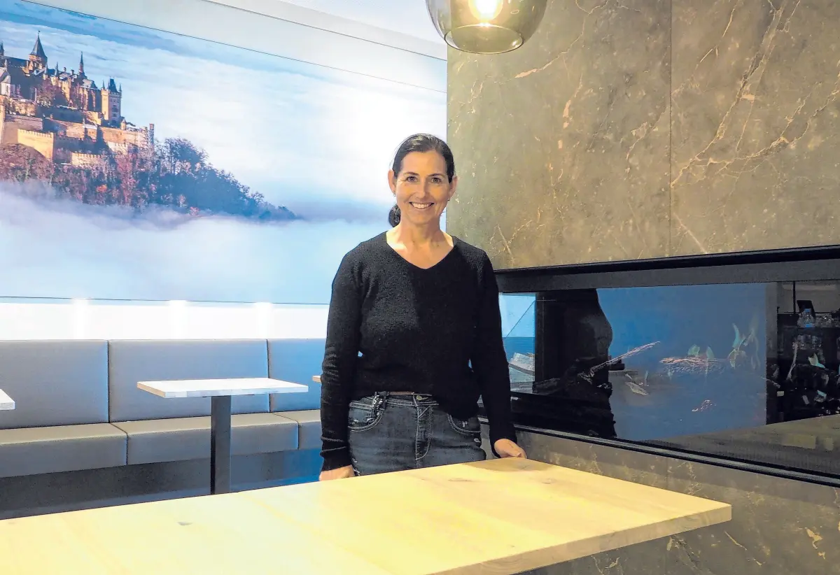 Eine ganz besondere Wohlfühlatmosphäre, darauf freut sich Silke Beha schon, soll das künftige Café im Markt versprühen. Ambiente und Kamin mitten im Raum tun dazu aber auch ihr Bestes.⇥Fotos: Christian Steinhilber