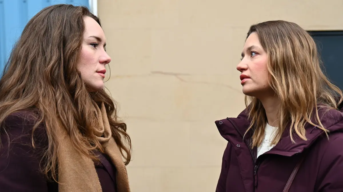 Nathalie (Amrei Haardt, r.) setzt Emma (Luisa Binger) unter Druck. Die Konsequenz ist eine Platzwunde am Kopf.