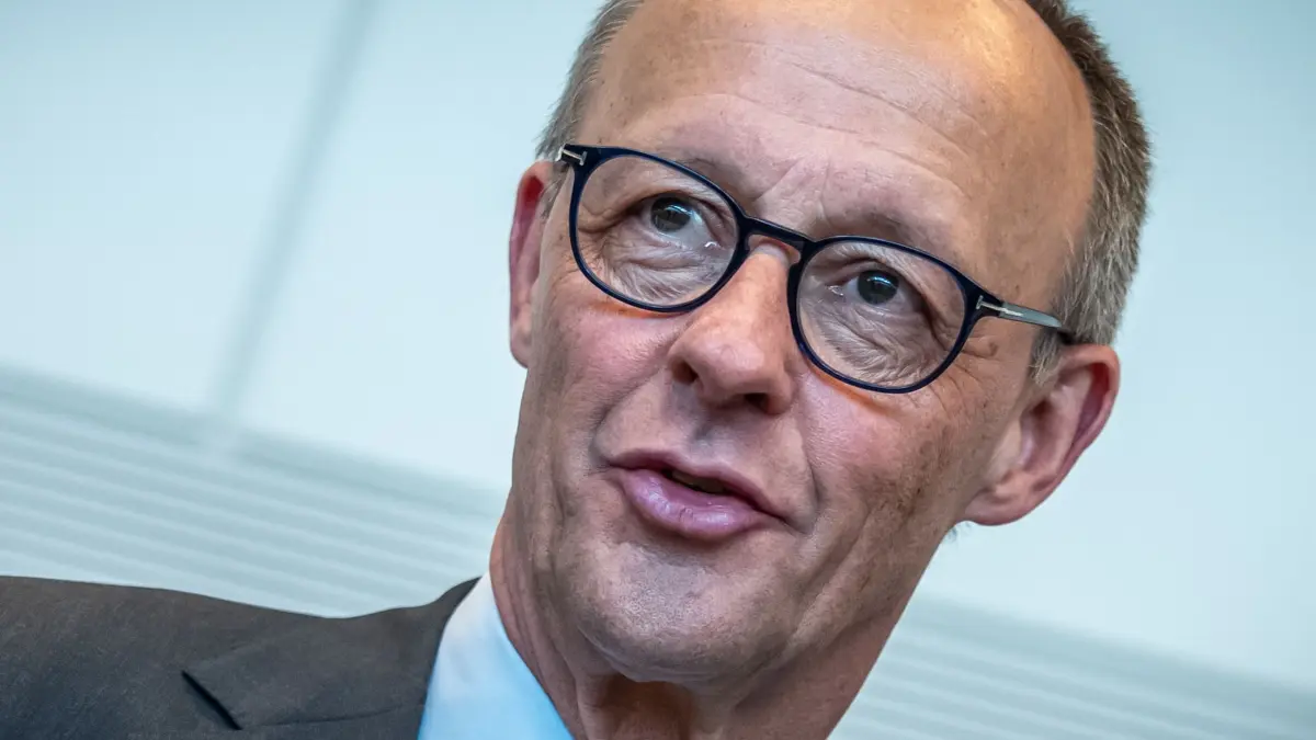 Fraktionssitzungen im Bundestag - CDU/CSU: 21.04.2026, Berlin: Bundeskanzler Friedrich Merz (CDU) spricht vor Beginn der Fraktionssitzung im Bundestag. Foto: Michael Kappeler/dpa +++ dpa-Bildfunk +++