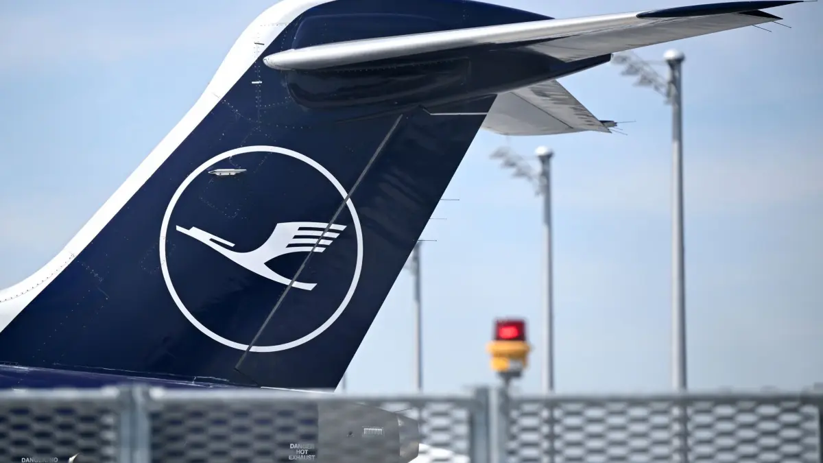 Lufthansa: ARCHIV - 18.04.2026, Bayern, München: Flugzeuge der Lufthansa und der Lufthansa CityLine stehen am Flughafen München. Als Reaktion auf hohe Kerosinpreise legt die Lufthansa erste Flugzeuge still. (zu dpa: «Lufthansa streicht 20.000 Flüge bis Oktober») Foto: Sven Hoppe/dpa +++ dpa-Bildfunk +++