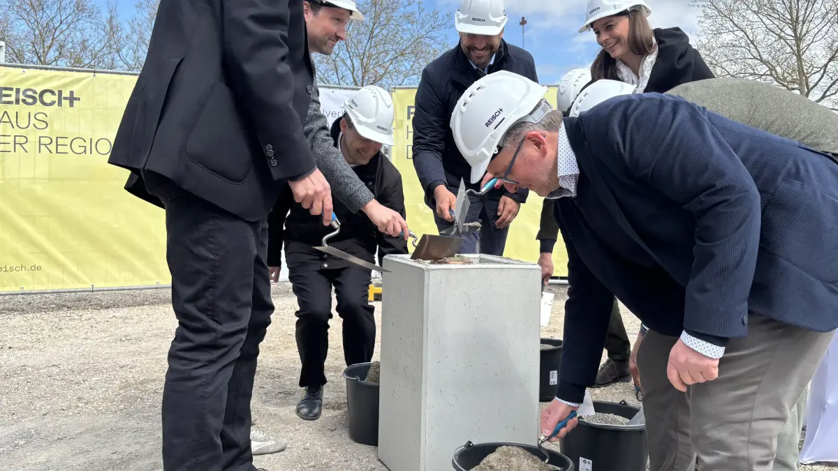 Gemeinsam mit weiteren Projektverantwortlichen vergrub Mössingens Oberbürgermeister Michael Bulander (vorne rechts) bei der Grundsteinlegung für das „Haus der Region“ noch eine Zeitkapsel. Darin befinden sich unter anderem Pläne für den Ausbau des Mössinger Bahnhofs und der Zollern-Alb-Bahn.