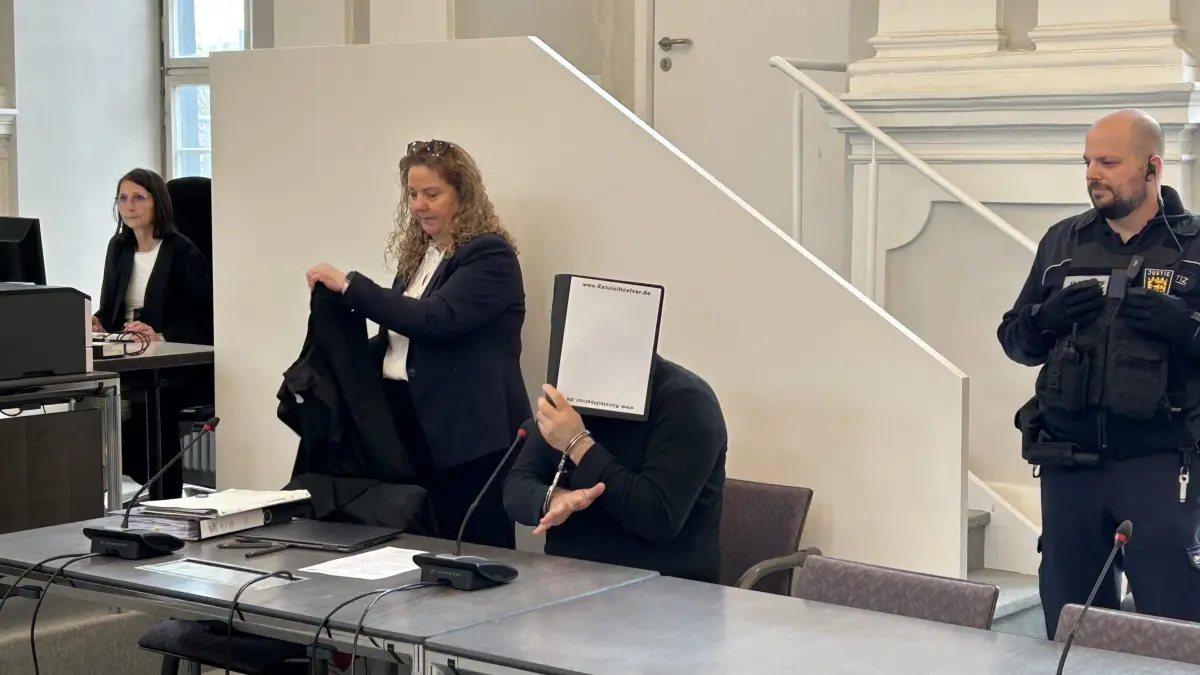 In Hand- und Fußfesseln wurde der Angeklagte in den Verhandlungssaal des Landgerichts Ellwangen geführt.