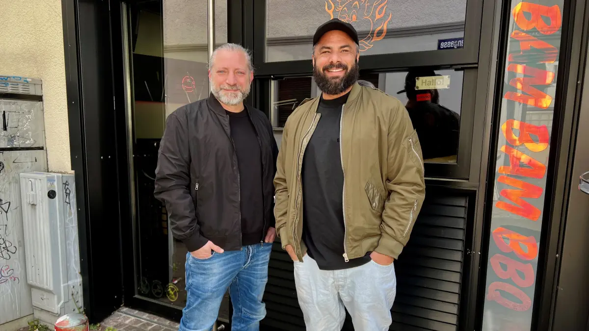 Sie übernehmen Bam Bam BBQ in der Ulmer Hafengasse: Lars Schykowski (links) und Daniel Bürger.