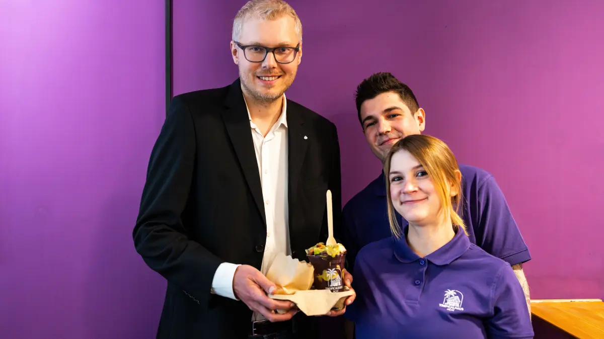 Oberbürgermeister Daniel Bullinger (links) gratuliert den jungen Gründern zur Neueröffnung.