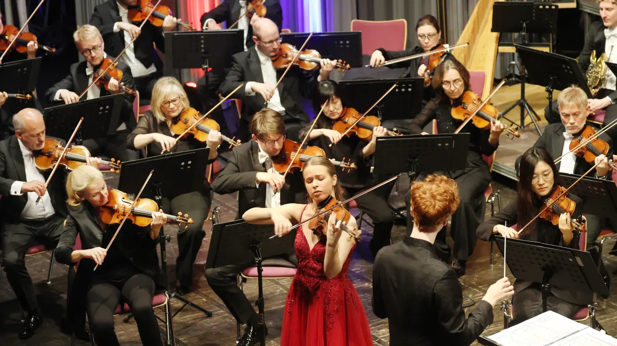 Kammerkonzerte Schwäbisch Hall, Suttgarter Philharmoniker unter der Leitung von Nicolo Foron. Solistin ist die Geigerin Hawijch Elders. Das Konzert findet in der Kulturscheune der Waldorfschule Schwäbisch Hall statt.