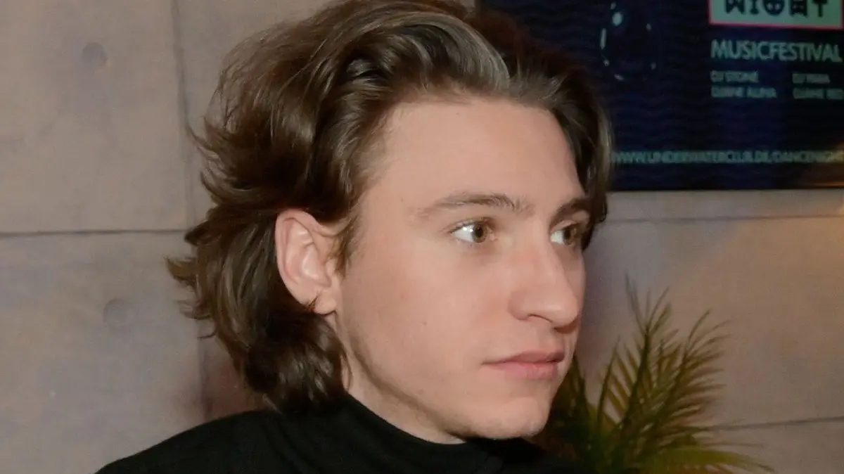 Wie Jonas sitzt auch Mats (Béla Kampschulte) im Rollstuhl.