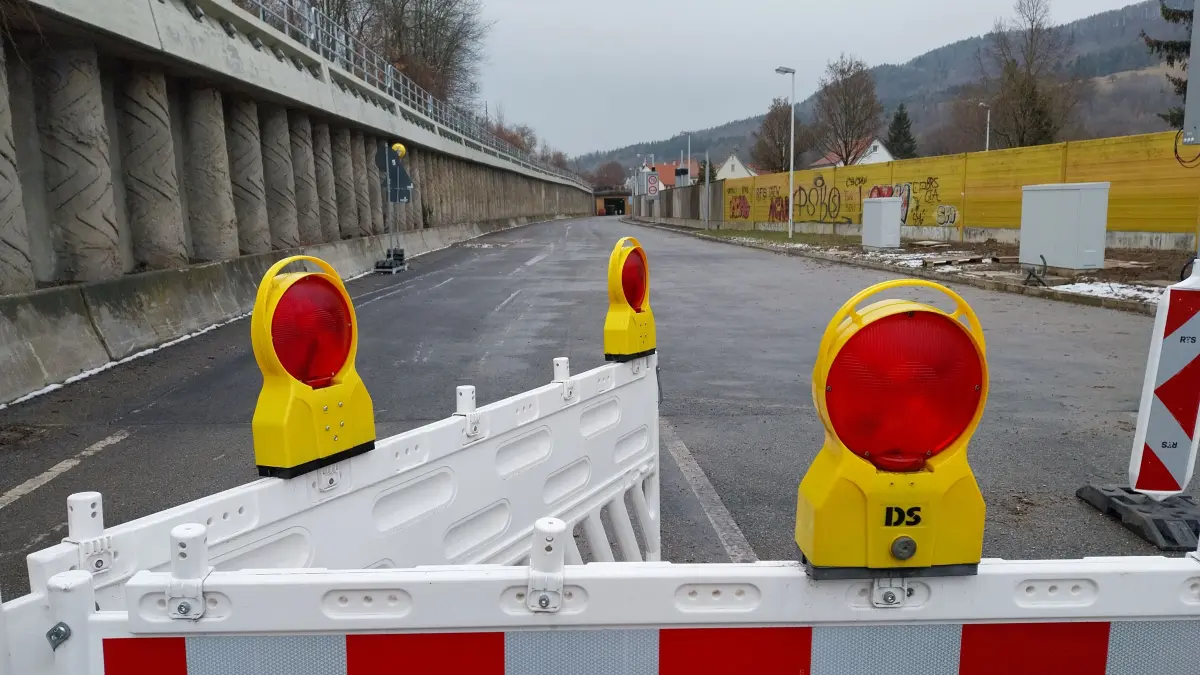 In nicht allzu ferner Zukunft dürften die Absperrungen vor dem Tunnel in Laufen auf der B 463 weichen.