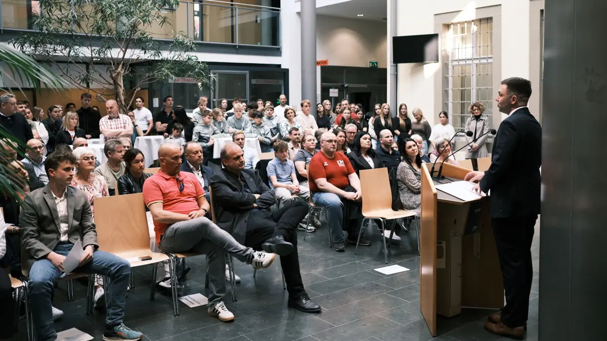 Erster Bürgermeister Johannes Heberle hat im Rathaus die Sportlerinnen und Sportler für ihre Leistungen gewürdigt.