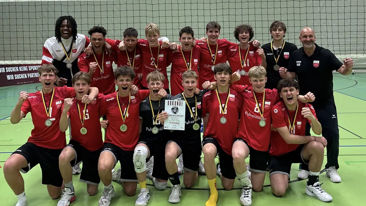 Die jubelnden TVR-Jungs mit (hinten von links) Kehdinga Youcheu Kemtchou, Noah Althoff, Carl Marchetti, Janne Stoltze, David Ulbrich, Silas Schilling, Nils Tobiska, Noah Luz, Hans Peter Müller-Angstenberger, (vorne) Denis Hamburg, Ferdinand Binanzer, Emilio Zacharias, Finn Hofmeester, David Fugunt, Adam Luz, Ben Tschacher, Maximilian Thielmann.