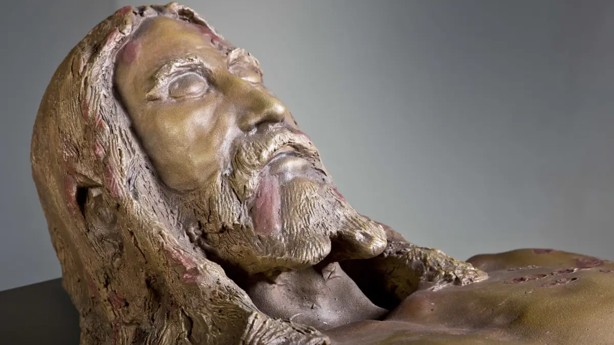 „Wer ist der Mann auf dem Tuch? - Eine Spurensuche“ lautet der Titel einer Wanderausstellung über das Grabtuch von Turin. Sie gastiert vom 22. April bis 7. Jni 2026 in der Ulmer Wengenkirche. Konzipiert wurde die Schau von den Maltesern. Ein Exponat ist die Nachbildung eines Korpus, der nach den Spuren auf dem Tuch gefertigt wurde, hier sein Kopf.