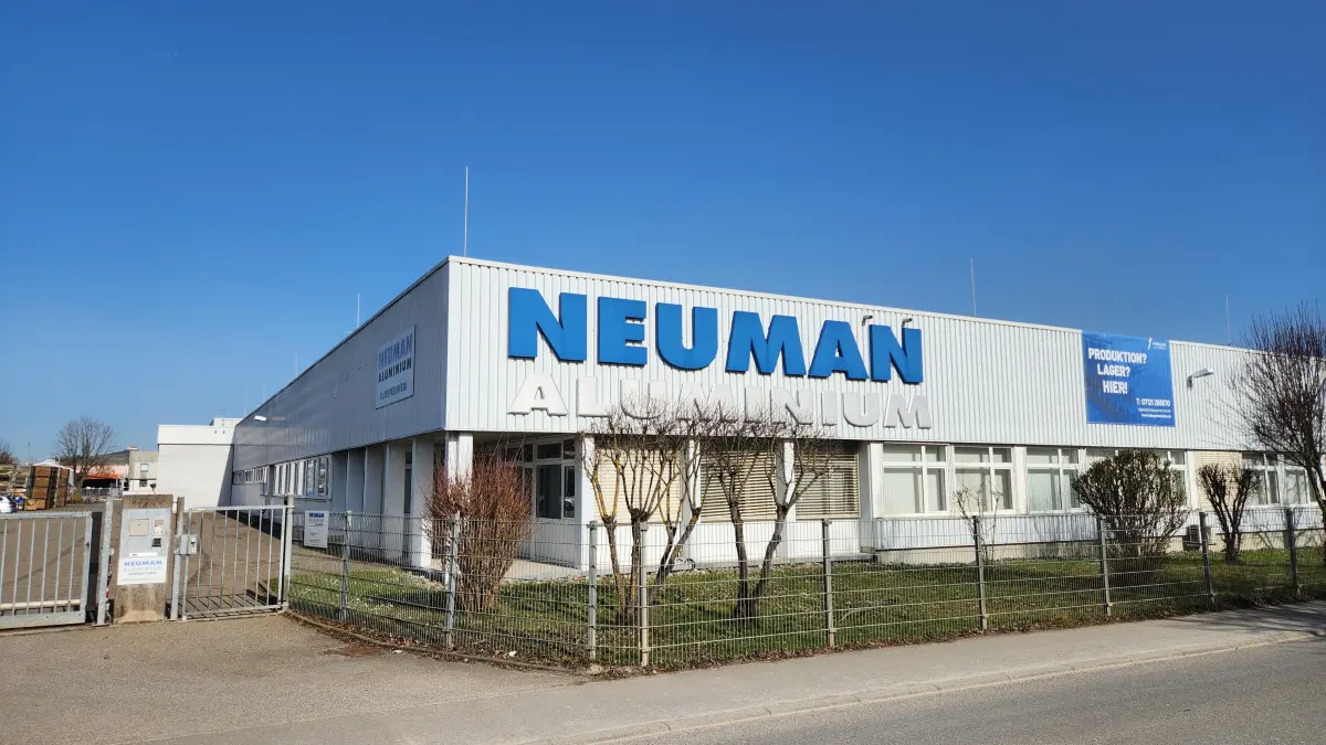 Leerstehende Werkshalle von Neuman Aluminium im Gewerbegebiet Siebenlinden