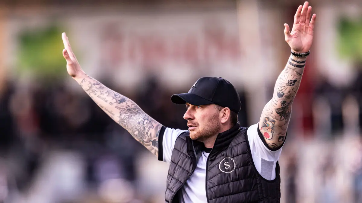 So kennen ihn die Fußballfans: Trainer Pascal Reinhardt (SG Sonnenhof Großaspach) fällt immer wieder gern mit Handzeichen oder anderen Gesten an der Seitenlinie auf.