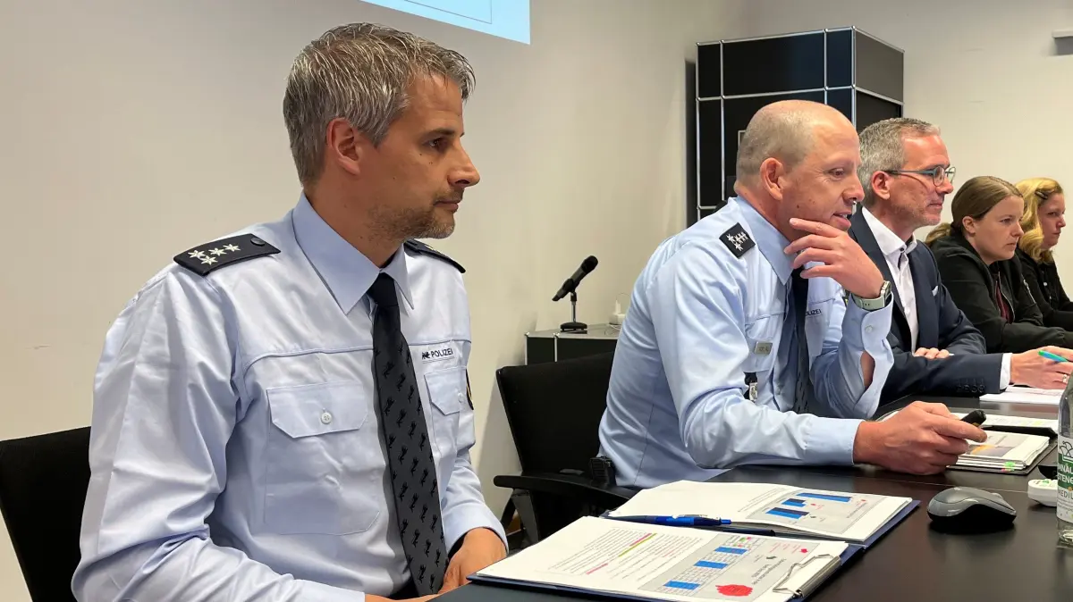 Der Leiter des Sulzer Polizeipostens Achim Haag (von links) und der Leiter des Oberndorfer Reviers Timo von Au stellen im Gemeinderat die Kriminalstatistik 2025 für Sulz vor.