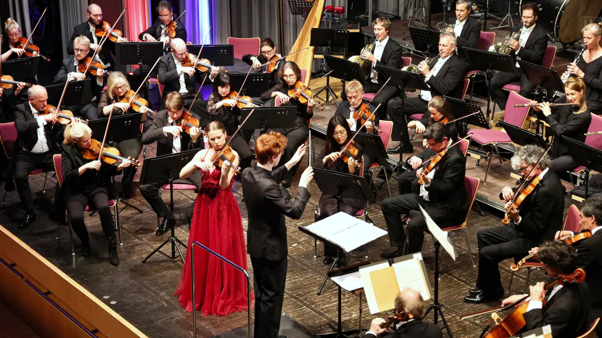 Kammerkonzerte Schwäbisch Hall, Suttgarter Philharmoniker unter der Leitung von Nicolo Foron. Solistin ist die Geigerin Hawijch Elders. Das Konzert findet in der Kulturscheune der Waldorfschule Schwäbisch Hall statt.