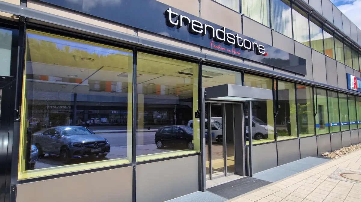 Noch herrscht Stille: Die Räumlichkeiten des ehemaligen Trendstores in der Horber Dammstraße stehen derzeit noch leer. Geht es nach der Bäckerei Saur, soll hier bald ein modernes Café mit Fokus auf Snacks und Pendler-Angeboten einziehen.