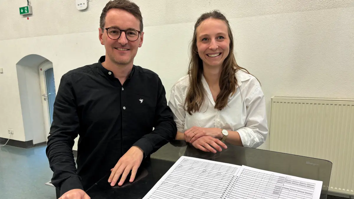 Lukas Weiss, der Dirigent der Jungen Bläserphilharmonie Ulm (JBU), und Angelina Botzenhart aus dem Vorstand.