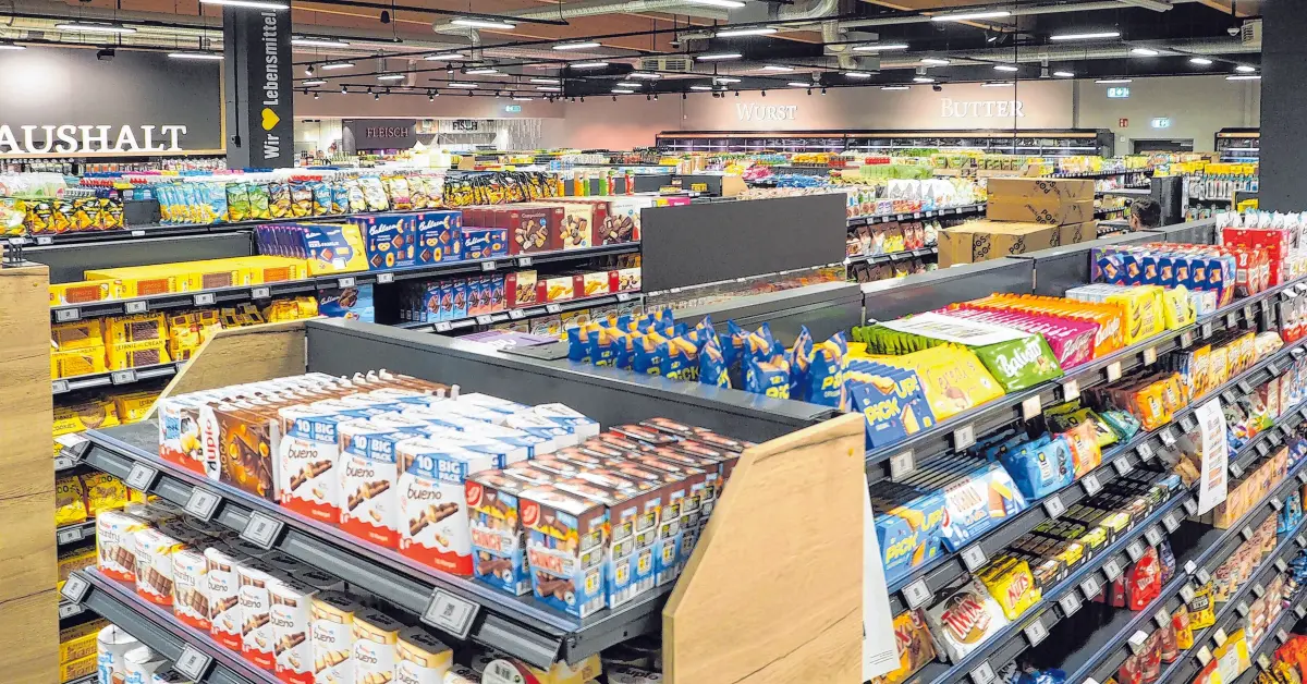 Einladend, mit viel Holz und Stein ist der Markt: Die Abteilungen sind gut beschriftet, sodass sich alle zurechtfinden.