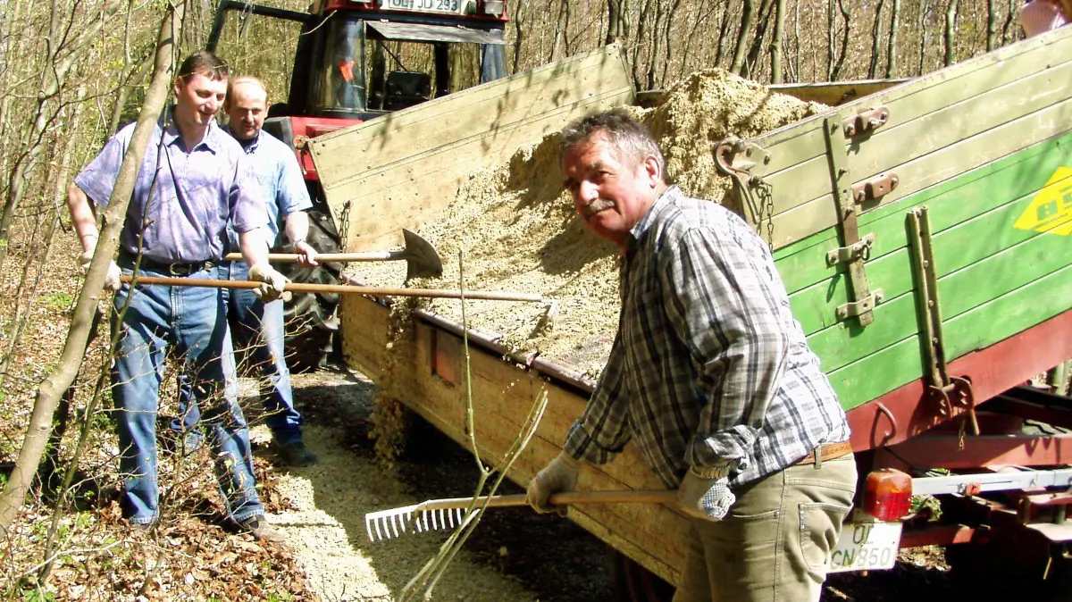 Temmenhausen, Frontag, Ausbesserung der Schotterwege: Die Helfer beim Frontag füllten am Samstag fleißig die Löcher in den Schotterwegen. Für ihre Arbeit bekamen sie kein Geld, dafür ein Vesper.