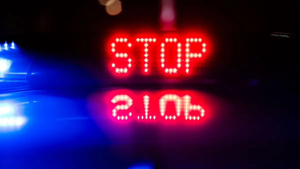 Polizeiauto: ARCHIV - 18.01.2024, Sachsen, Dresden: „Stop“ ist auf dem Dach eines Polizeiautos zu lesen. (zu dpa: «Fahranfänger rast an Zivilstreife der Polizei vorbei») Foto: Robert Michael/dpa +++ dpa-Bildfunk +++