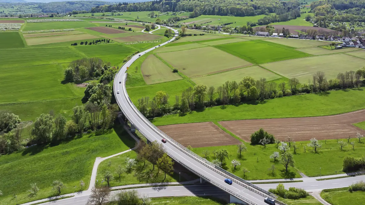 Marode Brücken. Aichtalbrücke im Zug der Bundesstraße B 312. Die 1161 Meter lange Brücke muss abgerissen und ersetzt werden. Aichtal, Baden-Württemberg, Deutschland, Europa