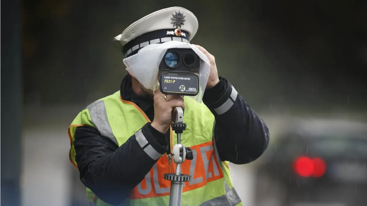 Waiblingen, DEU, 10.10.2013
Blitzermarathon der Polizei gegen Raser. Mit der Laserpistole in Waiblingen.
© C) Gottfried Stoppel
No Model Release