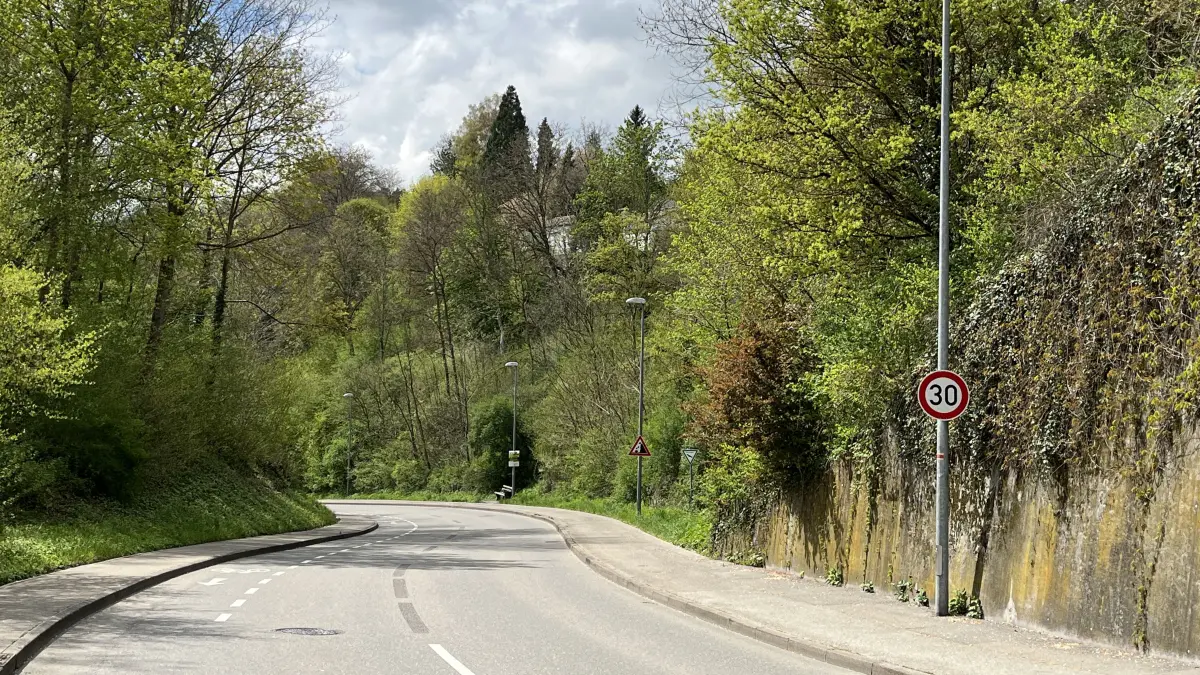 Entlang des Kuglerhangs gilt auf der Bildechinger Steige nun seit Anfang April Tempo 30 anstatt Tempo 50.