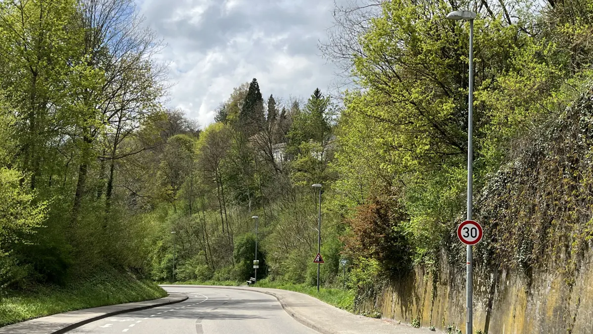 Entlang des Kuglerhangs gilt auf der Bildechinger Steige nun seit Anfang April Tempo 30 anstatt Tempo 50.