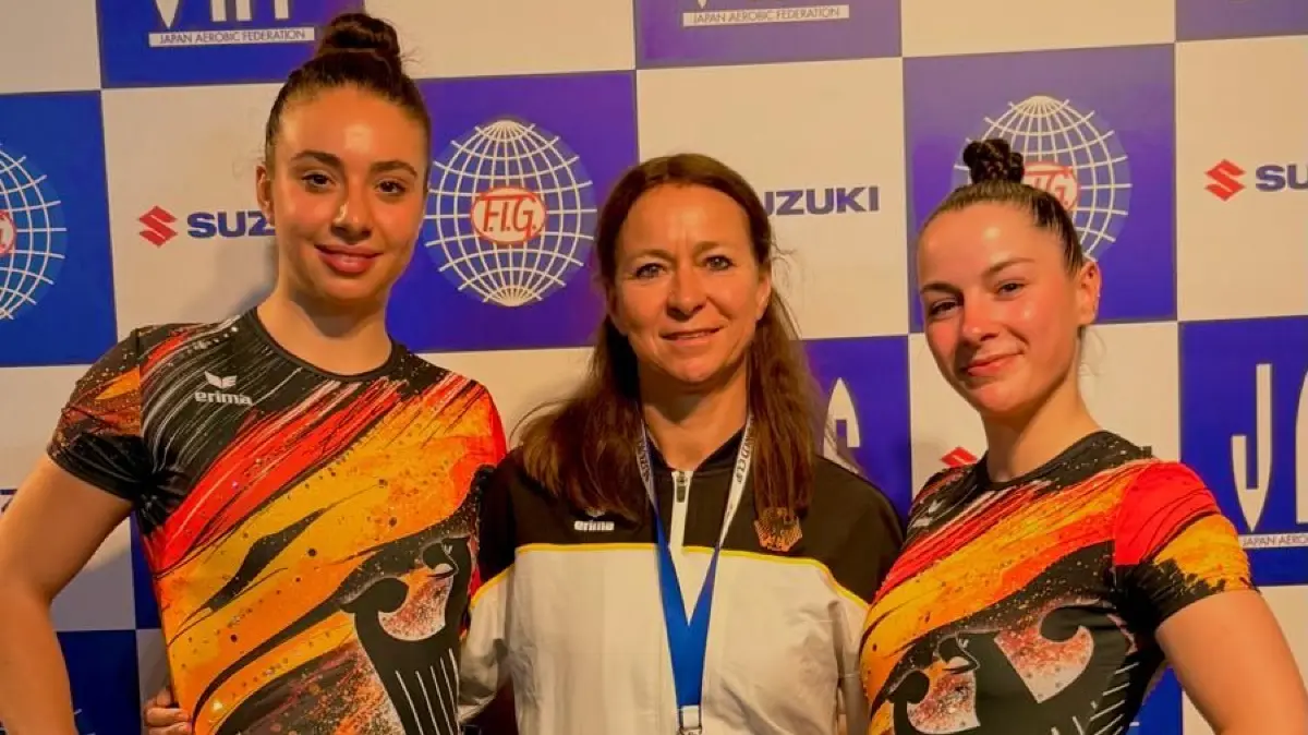 Eva Gehring, Trainerin Anke Veile und Cosma Müller (von links) beim Aerobic-Weltcup in Tokio.