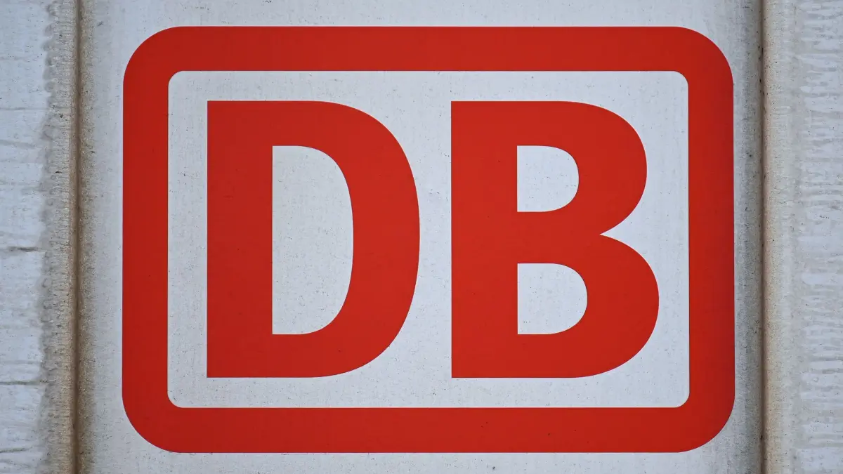 Deutsche Bahn: SYMBOLBILD - 15.01.2025, Sachsen, Leipzig: Das Logo der Deutschen Bahn ist an einem Zug im ICE-Werk in Leipzig zu lesen. (zu dpa: «Elektronisches Stellwerk in Betrieb genommen») Foto: Hendrik Schmidt/dpa +++ dpa-Bildfunk +++