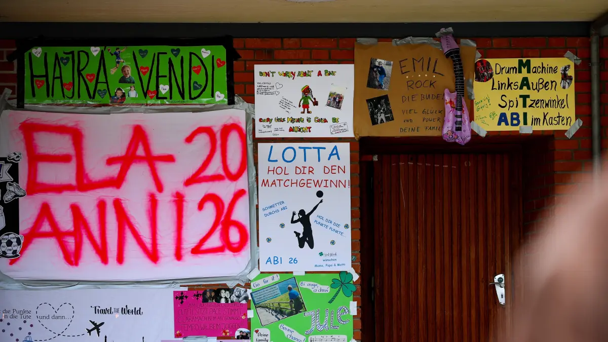 Für 118 Schülerinnen und Schüler am Dietrich-Bonhoeffer-Gymnasium hat das Abitur begonnen.