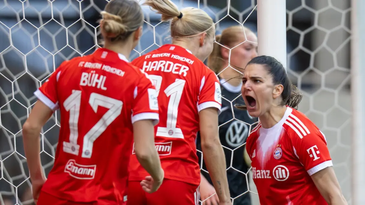 FC Bayern München: ARCHIV - 22.02.2026, Bayern, München: Fußball, Frauen: Bundesliga, Bayern München - VfL Wolfsburg, 19. Spieltag, FC Bayern Campus: Jovana Damnjanovic (r, FC Bayern München) freut sich über ihr Tor zum 1:1. (zu dpa: «Nächste Schale für Bayern? Was Gwinn und Co. so stark macht») Foto: Ulrich Gamel/dpa +++ dpa-Bildfunk +++