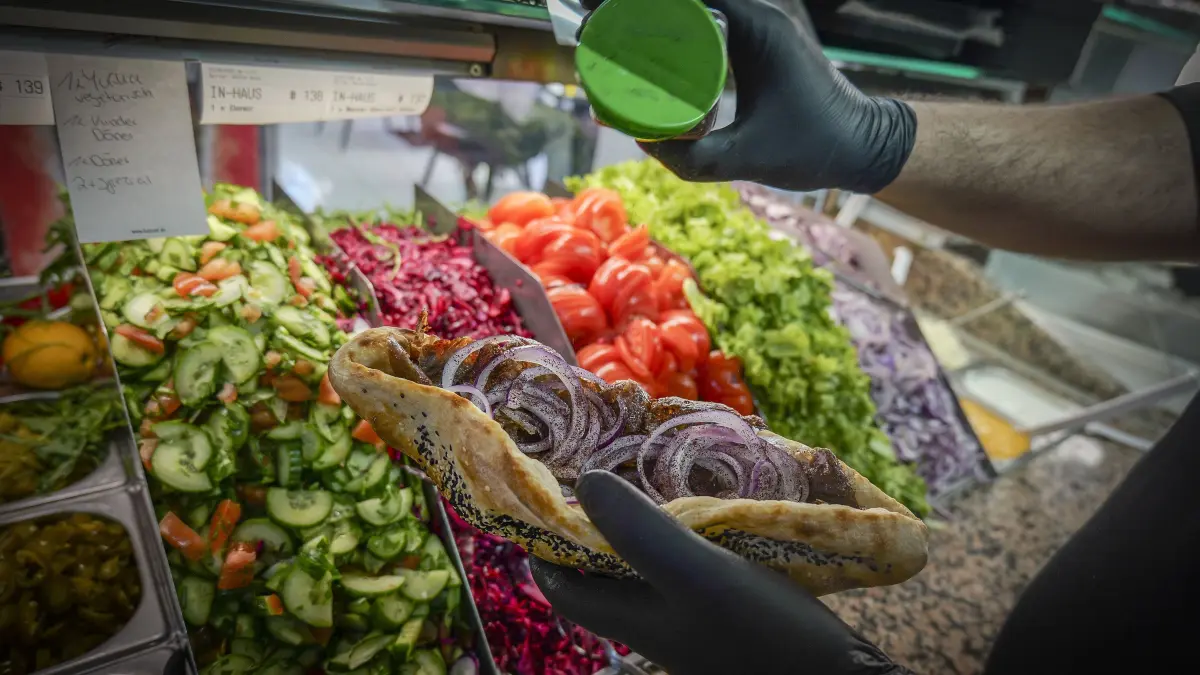 Maxon: Marbach am Neckar - #gastro Die neuen Döner-Trends: Brot aus Sauerteig gibt es bei Maxon, das ging auf Social media viral! Im Bild: Sina (sie) und Berkan Manaz