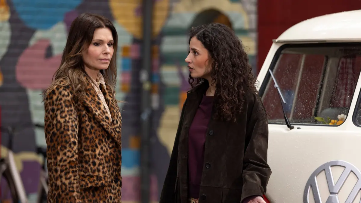 Naomi (Nadine Menz, r.) kann nicht fassen, dass Britta (Tabea Heynig) sich weiterhin berufen fühlt, ihr die Angst vor Hunden zu nehmen.