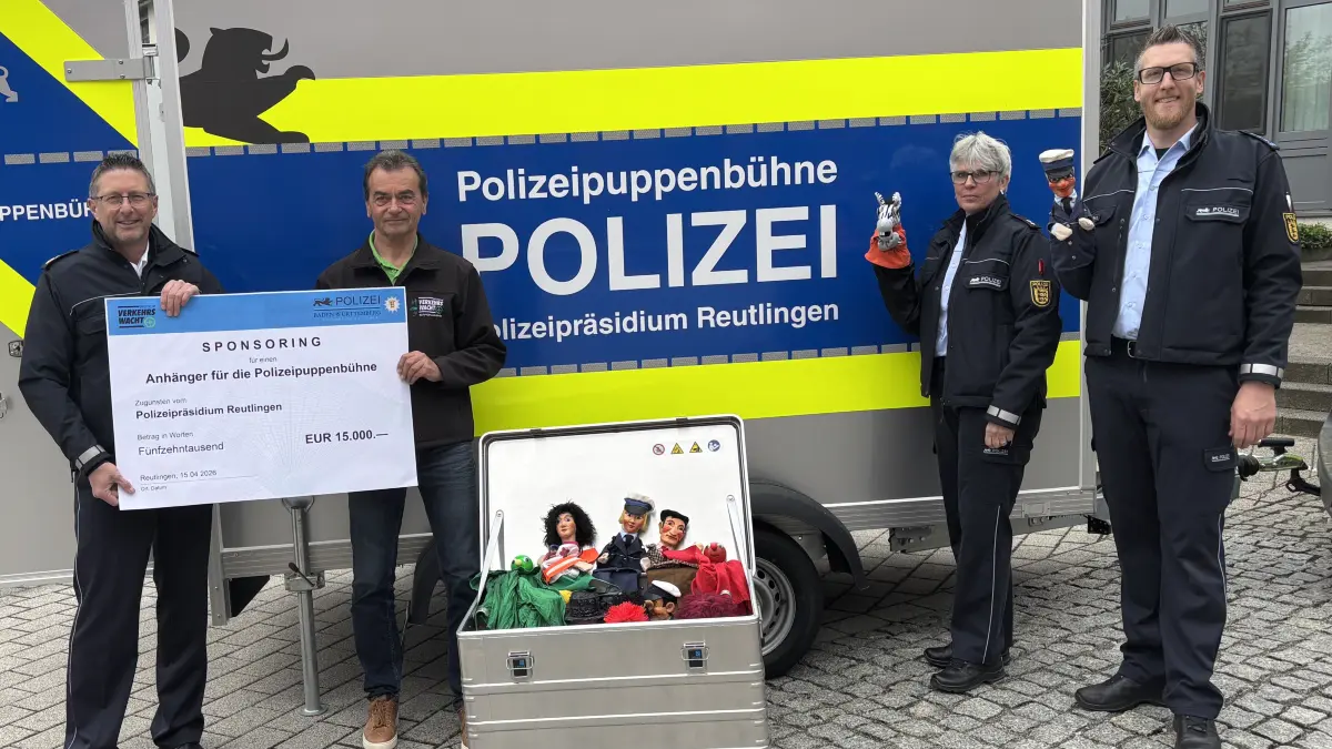 Polizeipräsident Udo Vogel, nimmt die Spende für den Anhänger von der Verkehrswacht, vertreten durch Thomas Steigenberger, entgegen. Stephanie Feucht und Christoph Spyrka ziehen hinter den Kulissen die Fäden.