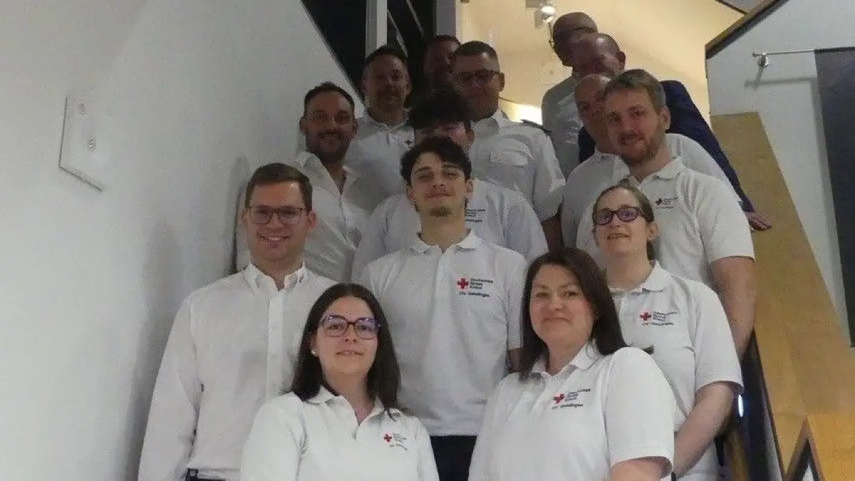 Die geehrten und neu aufgenommenen, um den ersten Vorsitzenden Christian Sieber mit Bürgermeister Oliver Schmid.